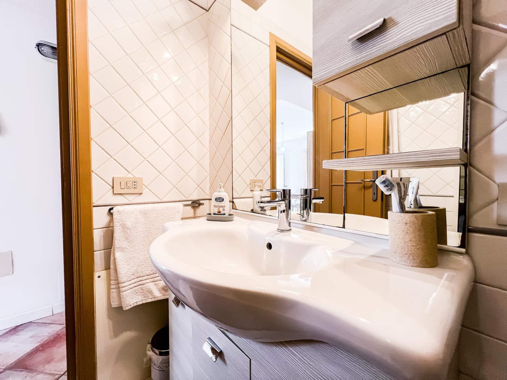 Il lavabo del bagno con lo specchio e le mensole