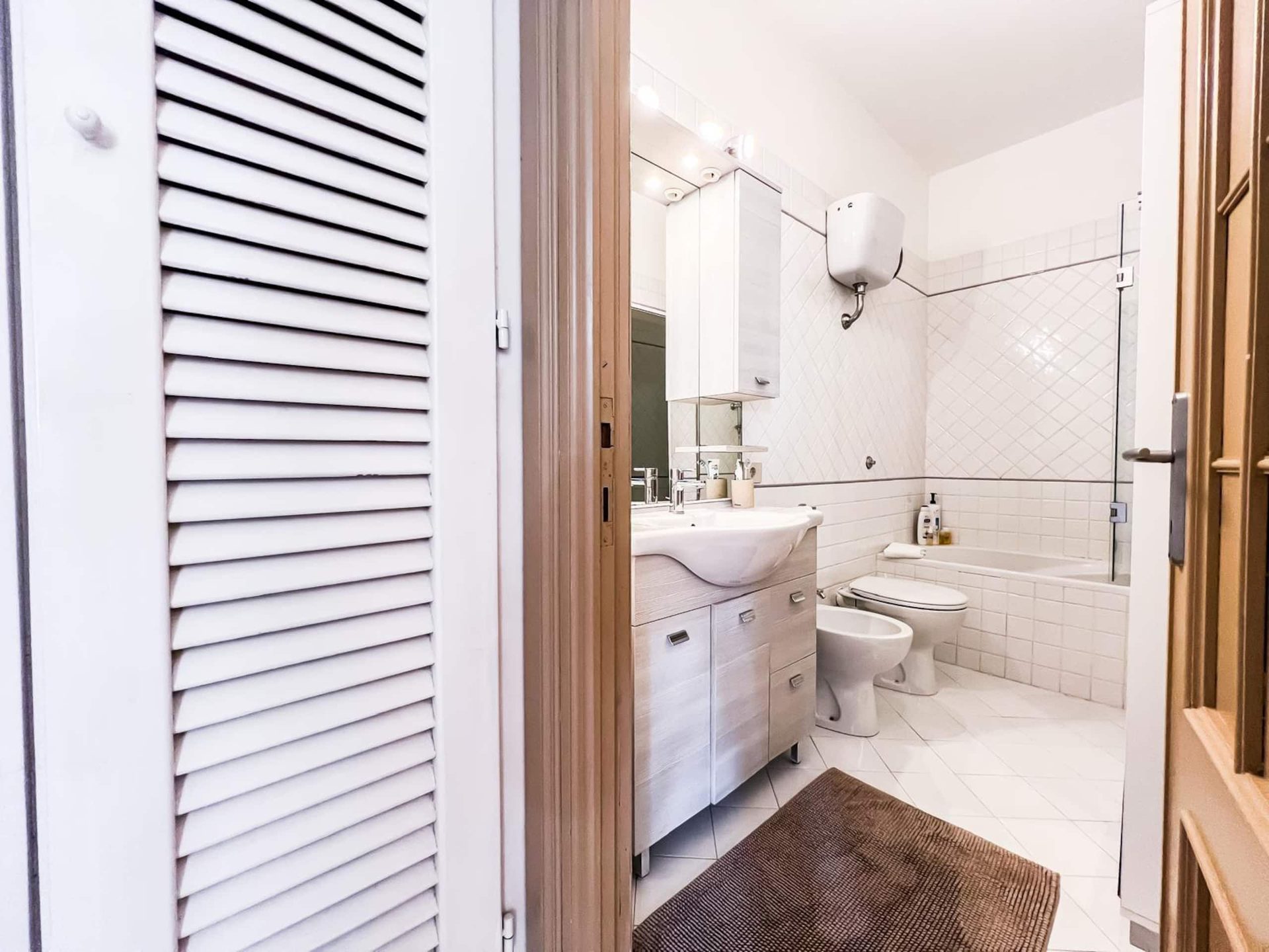 Il bagno con lavabo, bidet e water