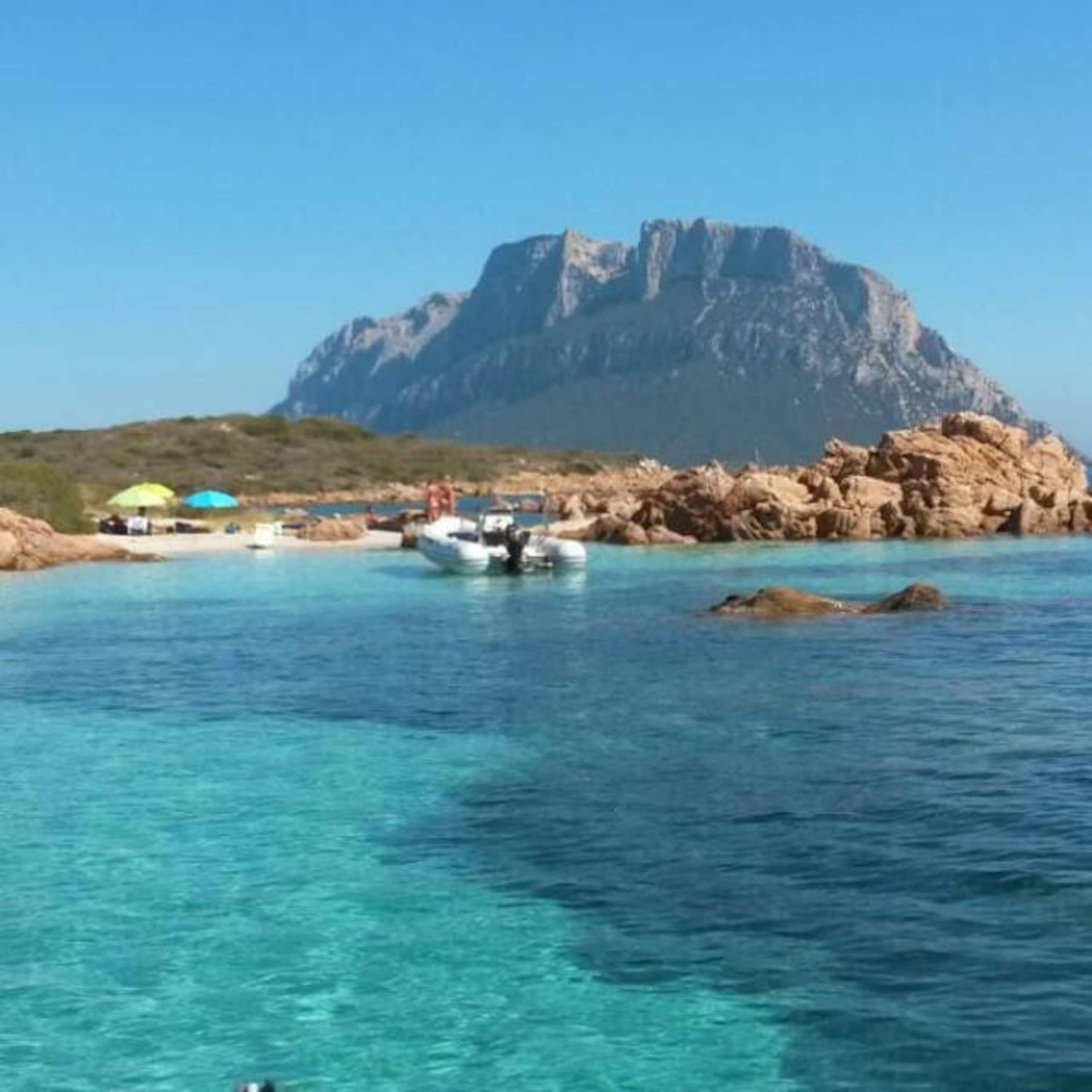 Il profilo dell'isola di Tavolara visto dal mare
