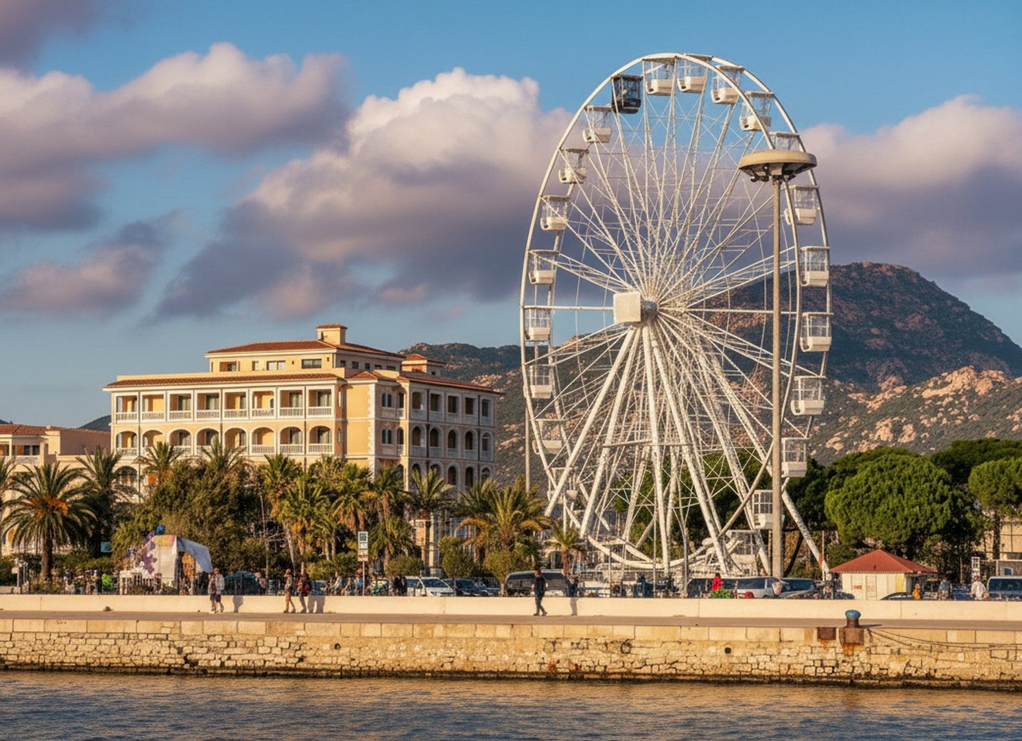 Il lungomare di Olbia con la ruota panoramica