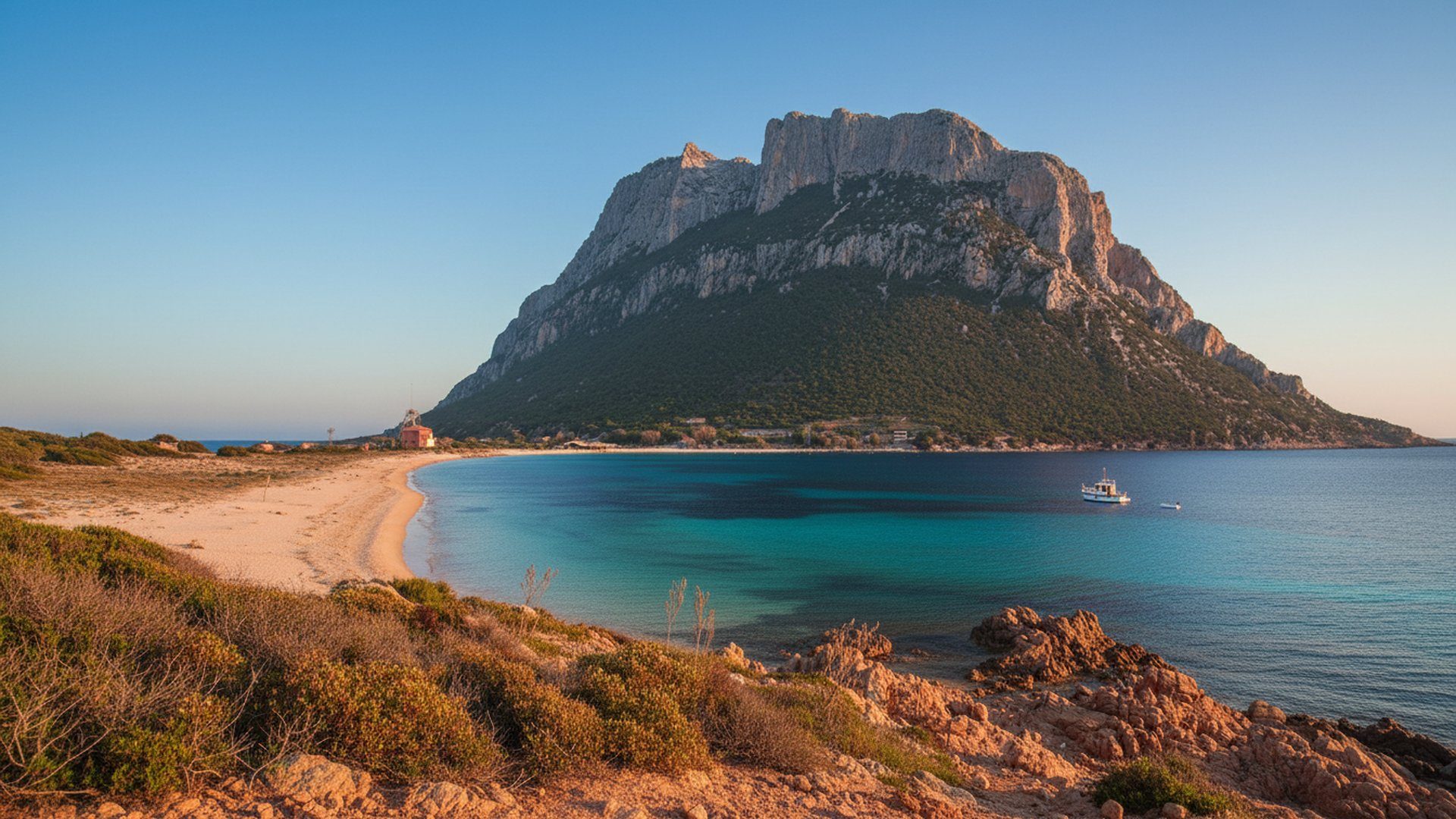 L'isola di Tavolara che si alza sul mare, vista dalla spiaggia